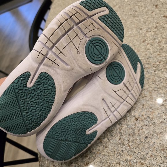 Nike Flex Advance FlyEase Sneaker - Picture 6 of 11